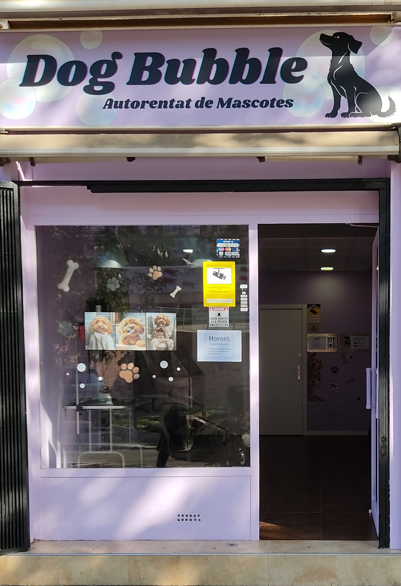 Escaparate de Dog Bubble autolavado de mascotas en Barcelona